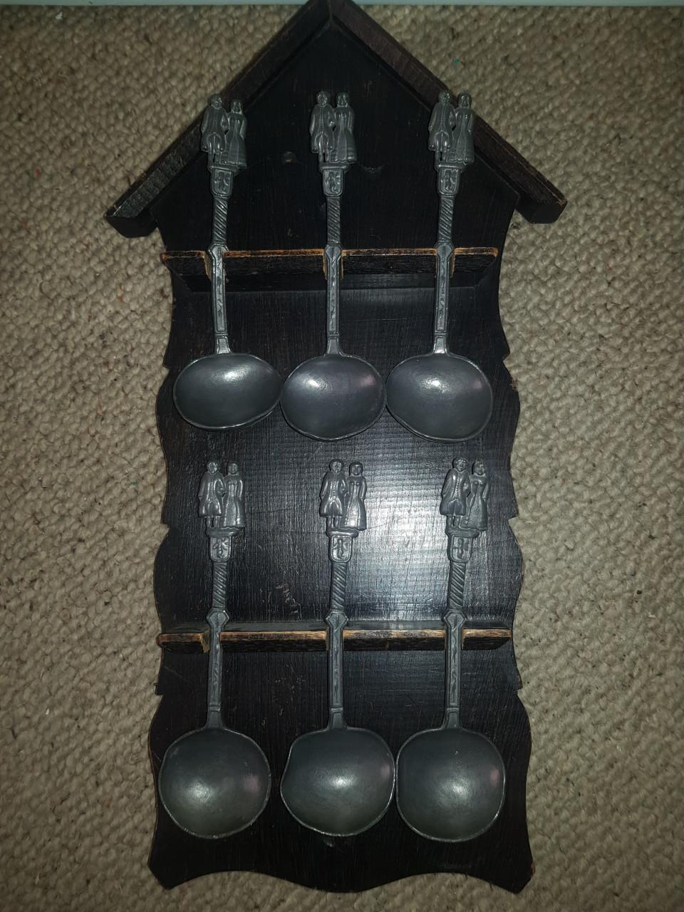 Bord met 6 tinnen lepels