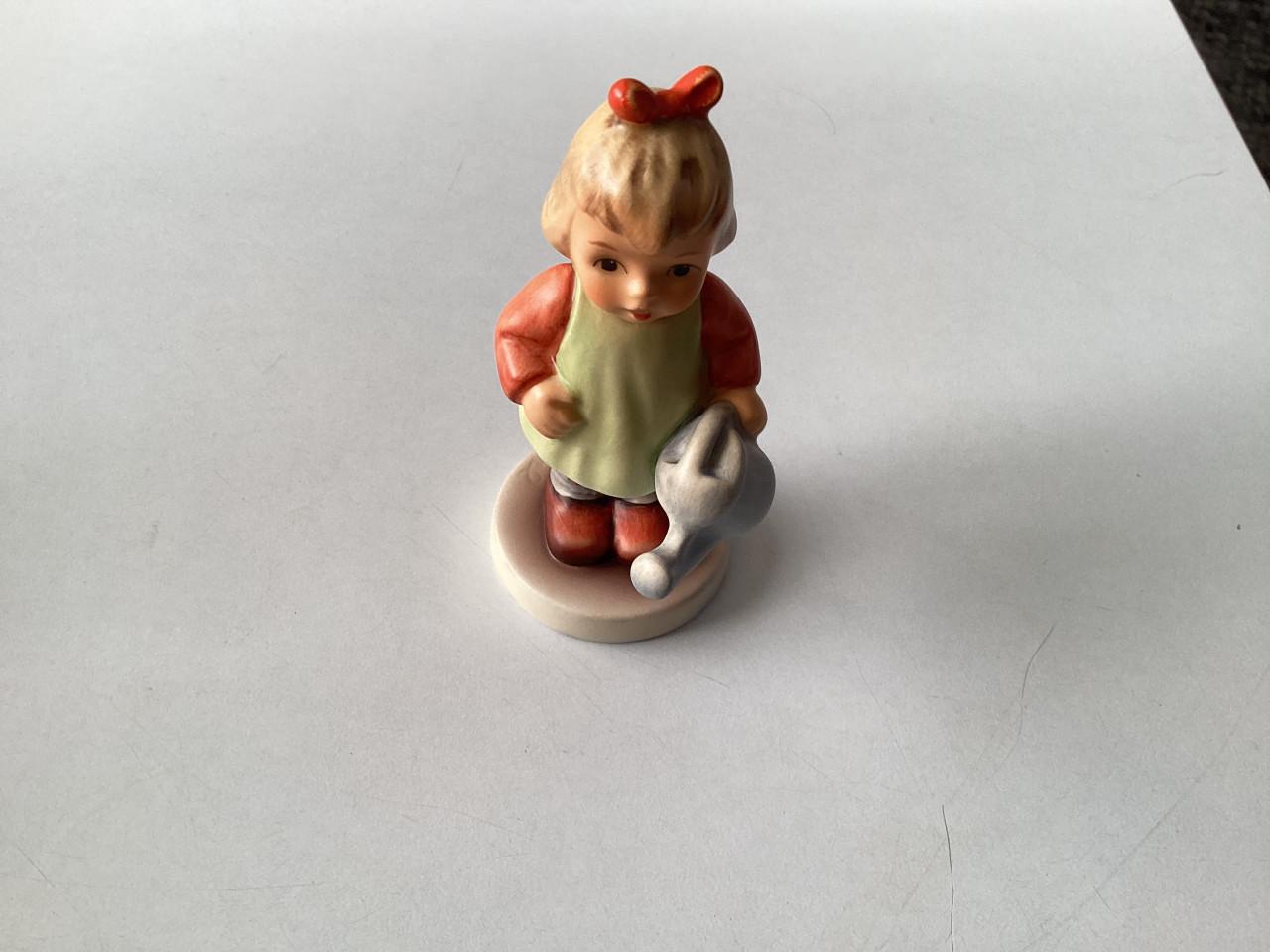 Verschillende Hummel / Goebel beeldjes. Mannetje met schep. Meisje met mand