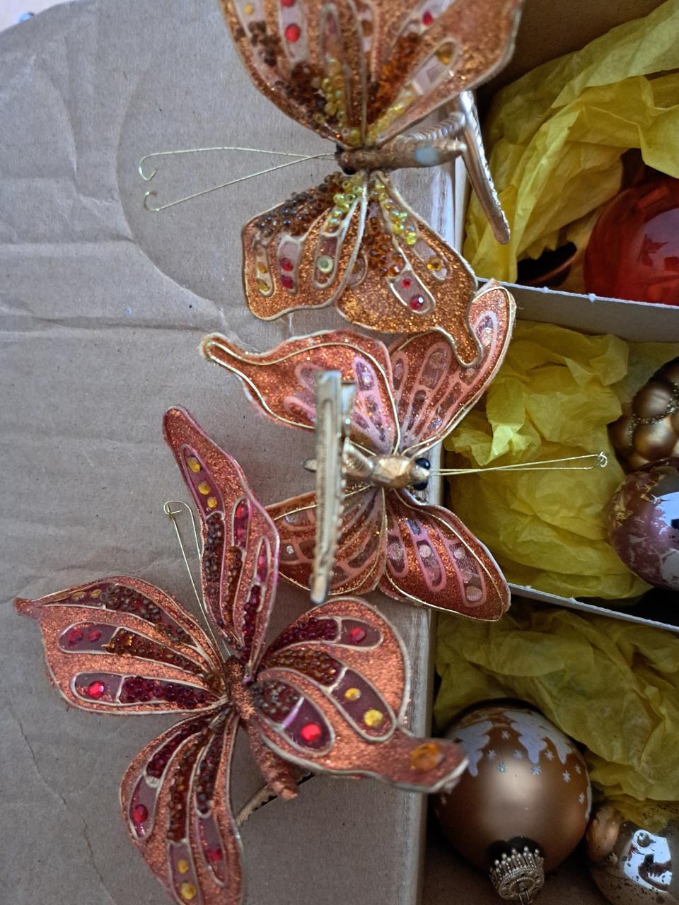Doosje met kerstballetjes, vlinders met knijpertjes etc