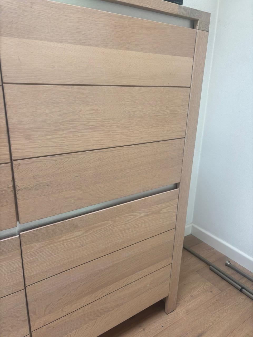 Massief eiken kastje in prima staat