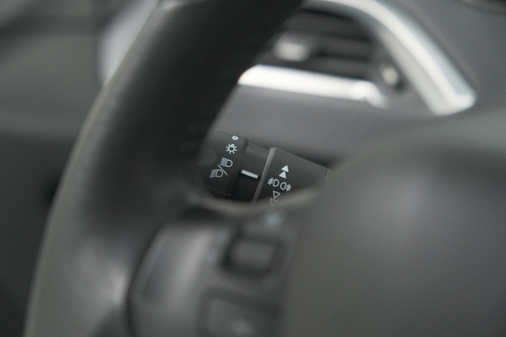 Peugeot 2008 puretech 82 blue lion | trekhaak | panoramadak | navigatie | p