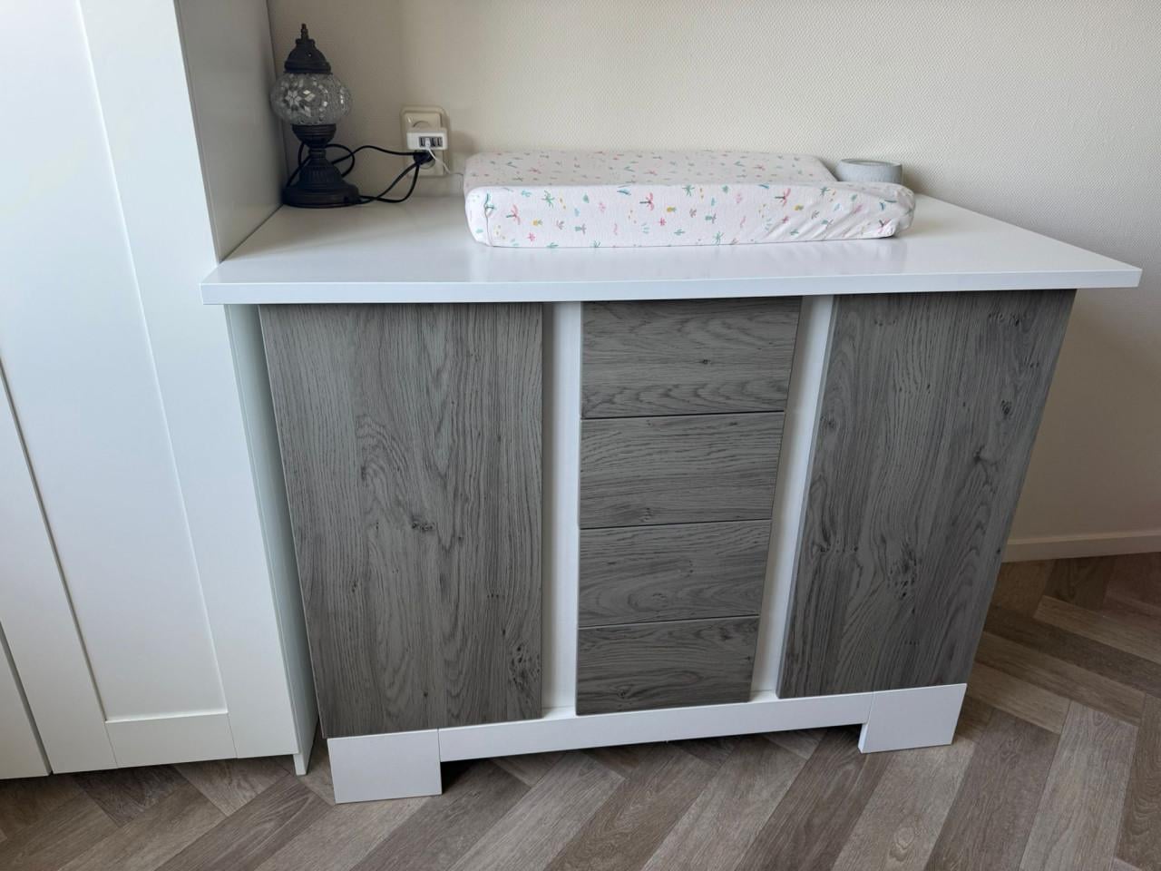 Babybed plus commode plus sierplankje