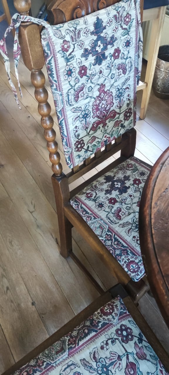 4 Spaanse stoelen met ronde tafel
