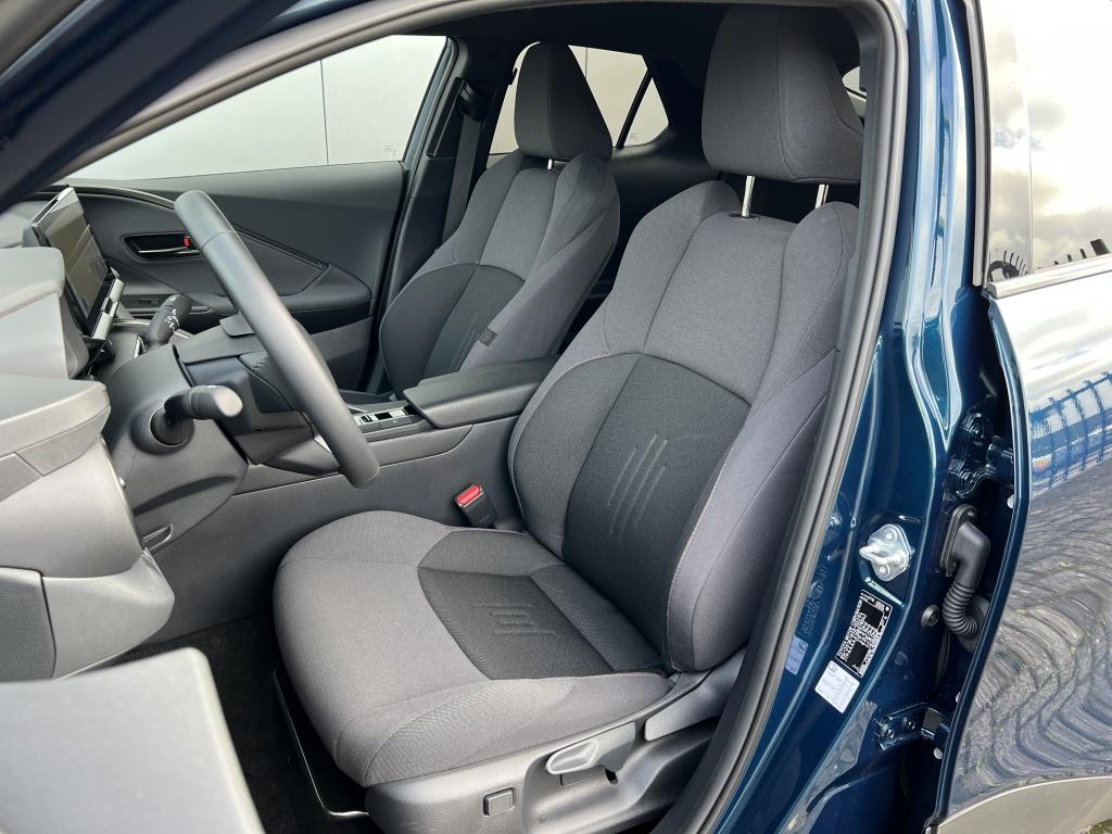 Toyota C-hr 1.8 hybr 140 first