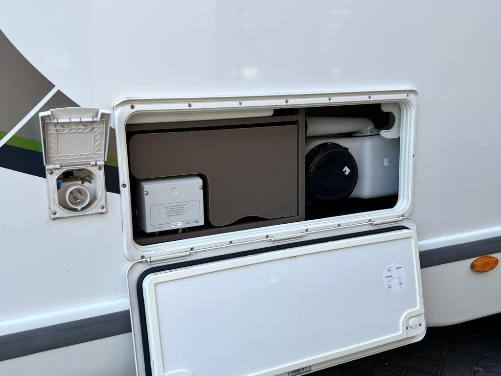 Chausson Onbekend 757 welcome | 2 enkele bedden + 1 groot bed | camera | tv