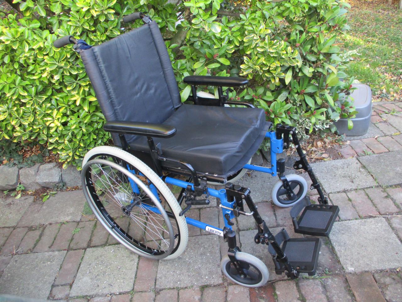 Rolstoel met veel mogelijkheden. te koop