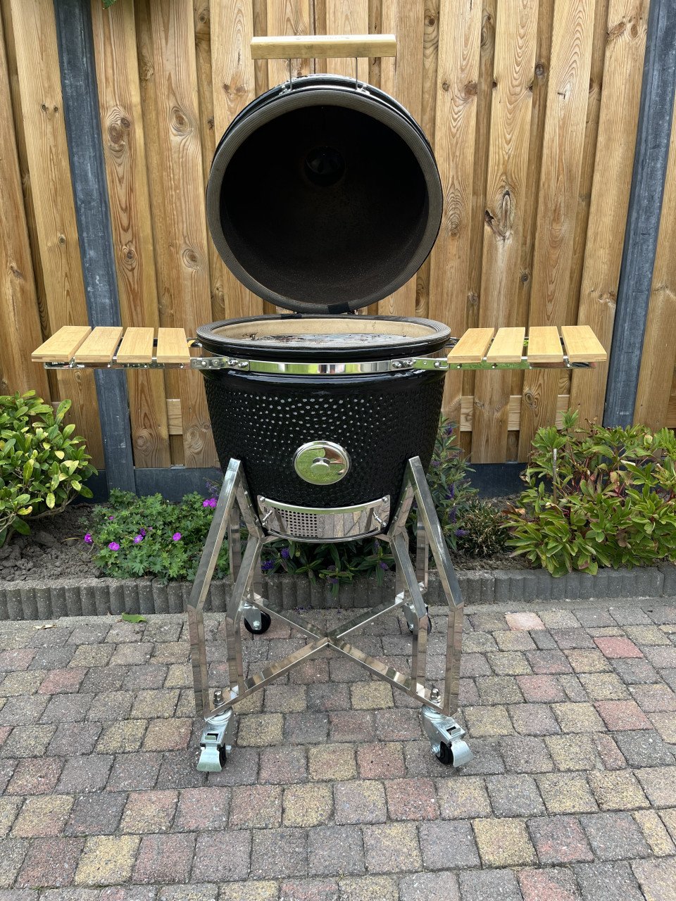 YAKINIKU MEDIUM KAMADO COMPLEET + hoes + chipfeeder