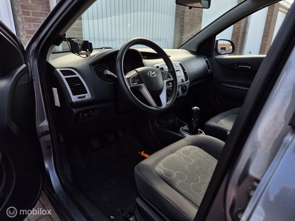 Hyundai I 20 1.2i dynamicversion / 5-deurs / dealeronderhouden/ airco / par