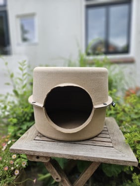 Kartonnen kattenhuis met krabmogelijkheid