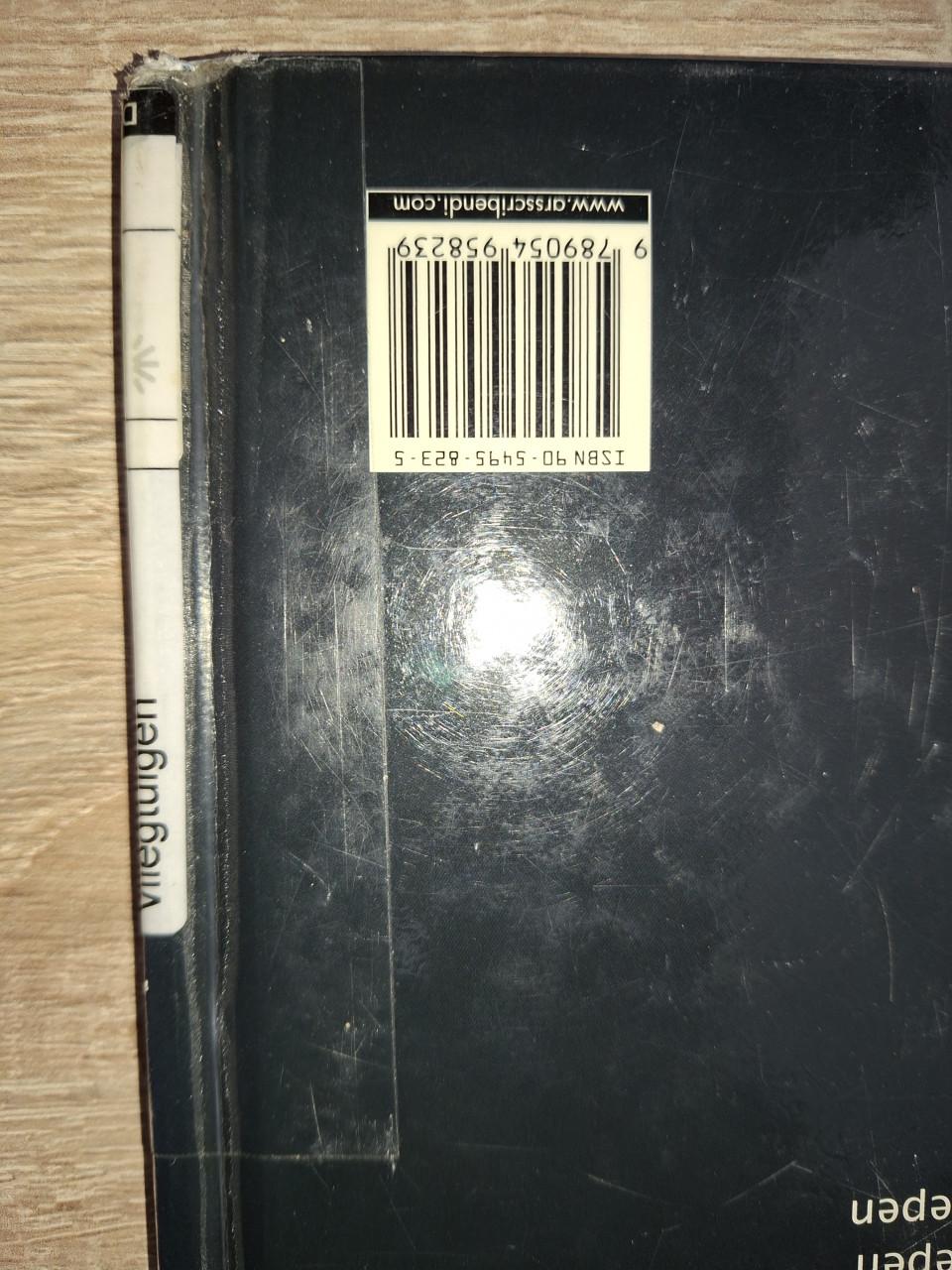 Te koop: jagers, een boek over vliegtuigen.