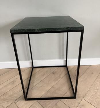 Bijzettafel/ plantentafel. Marmer blad/ Metalen frame. 35x35x50 cm.