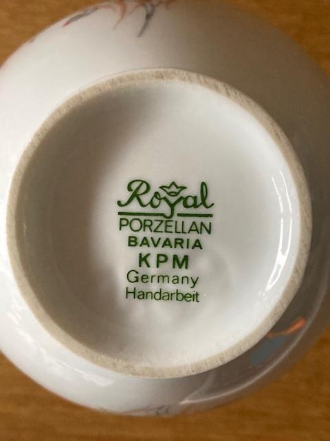 Bijzondere porseleinen kopjes en rozenvaasje