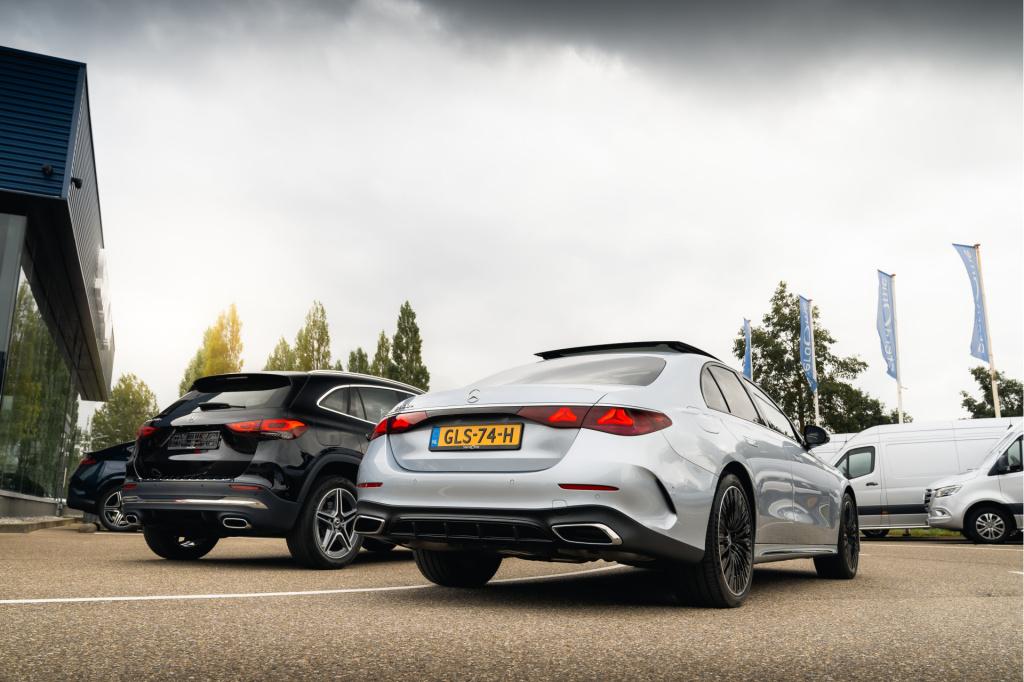 Mercedes-Benz E-Klasse 400 e 4matic amg line l panoramadak l techniek pakke