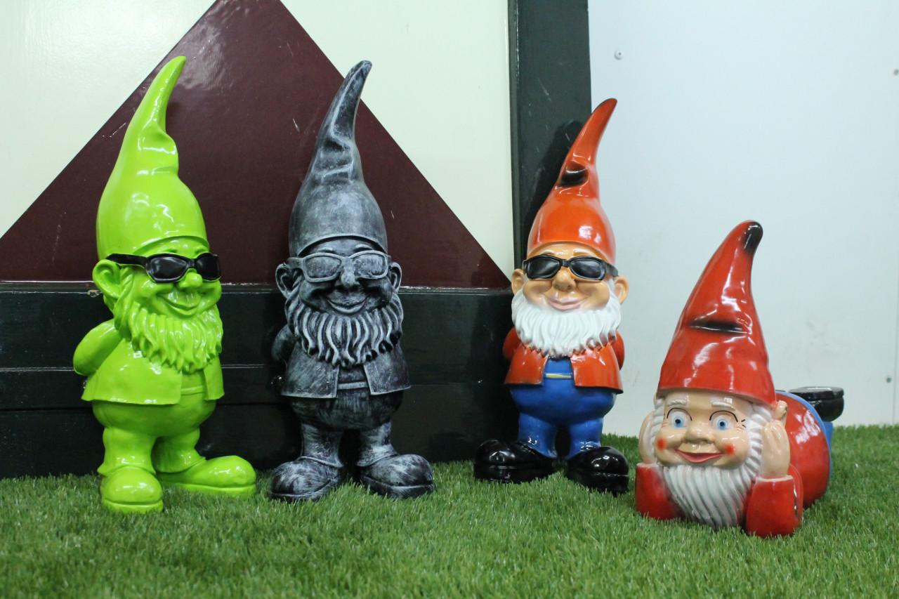 Tuinkabouter goud met zwarte zonnebril deco muts