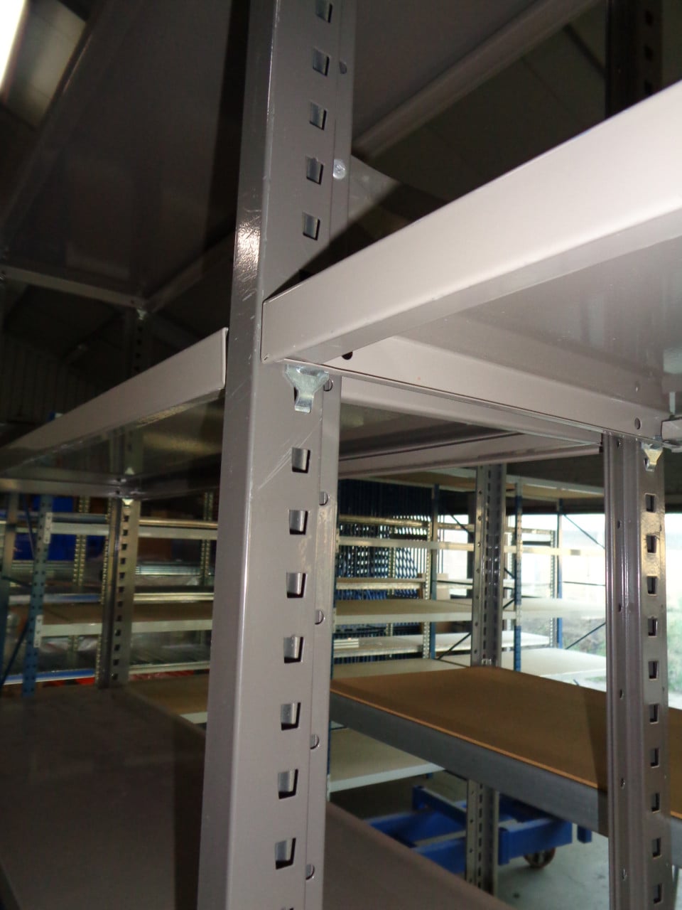 Gebruikte  metalen legbordstelling 30  cm diep.