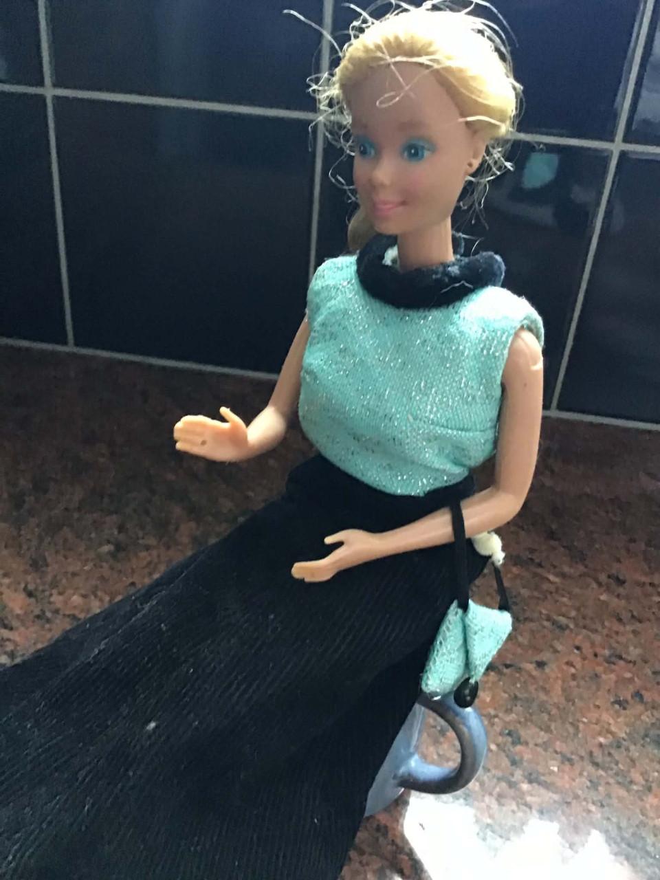Vintage Barbie pop met hoed en jas