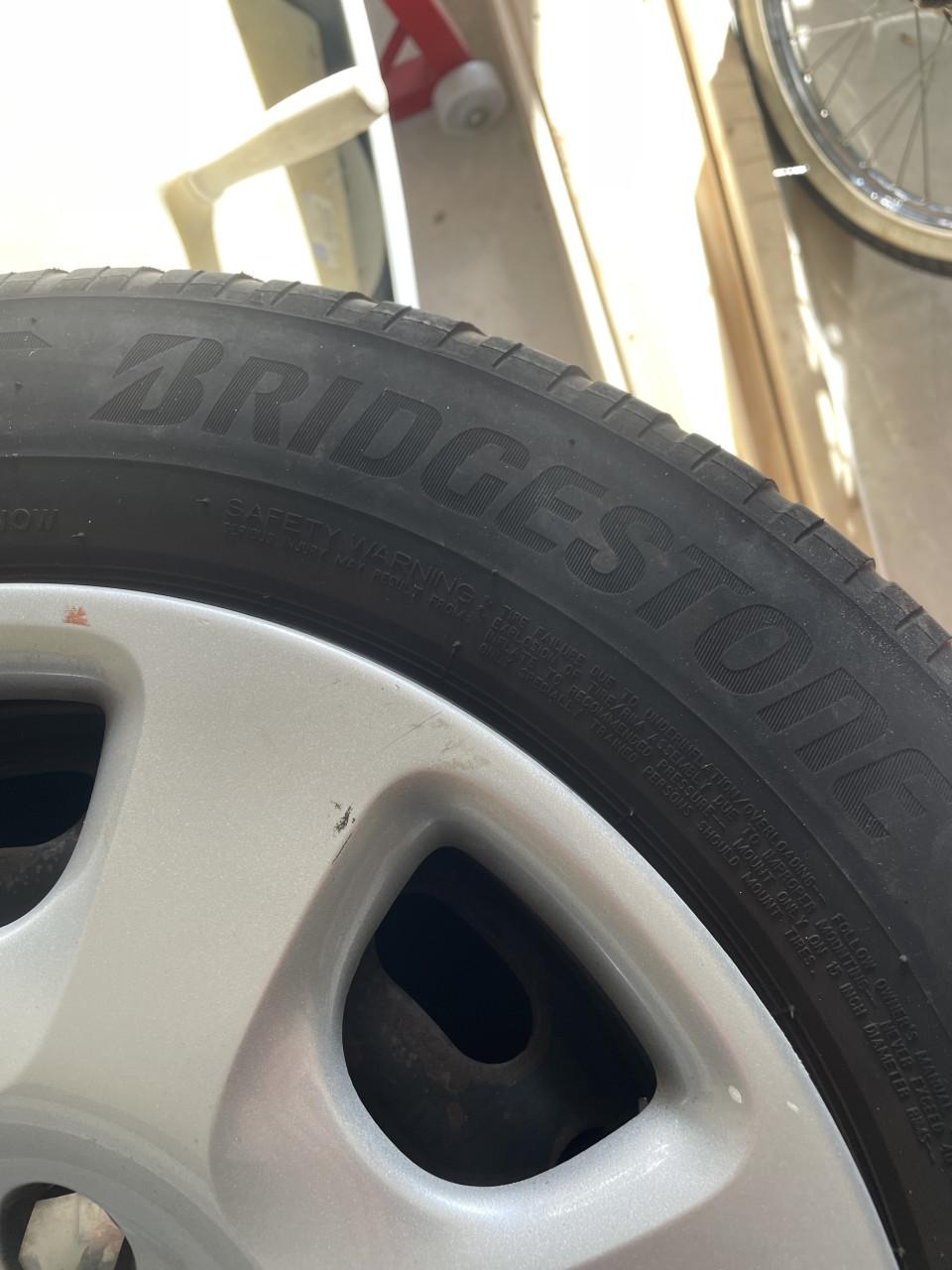 Auto banden met velg en wieldoppen