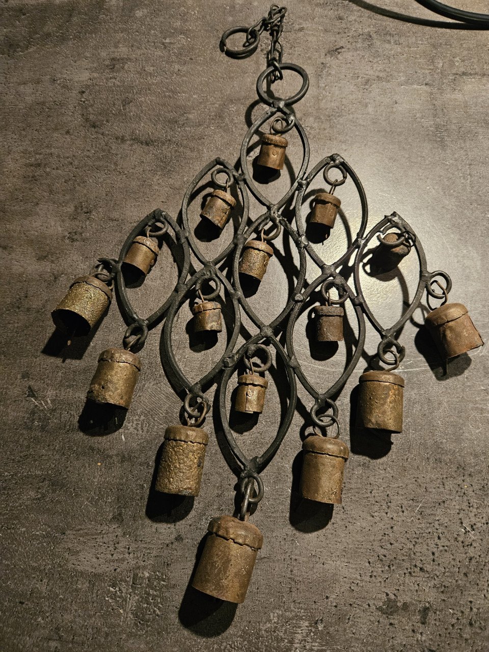 Prachtige antieke bellen hanger van messing en metaal...