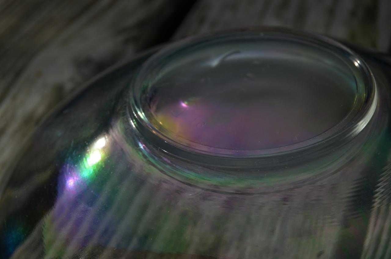 Mooi iriserend glazen schaaltje, gesigneerd