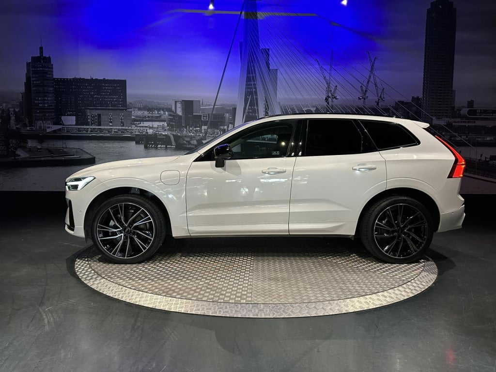 Volvo XC60 2.0 t6 plug-in hybrid awd plus dark *pano*hksound*leder*memory*