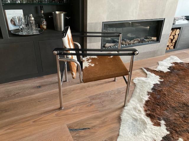 Le Corbusier Basculant stoel met ponyhuid