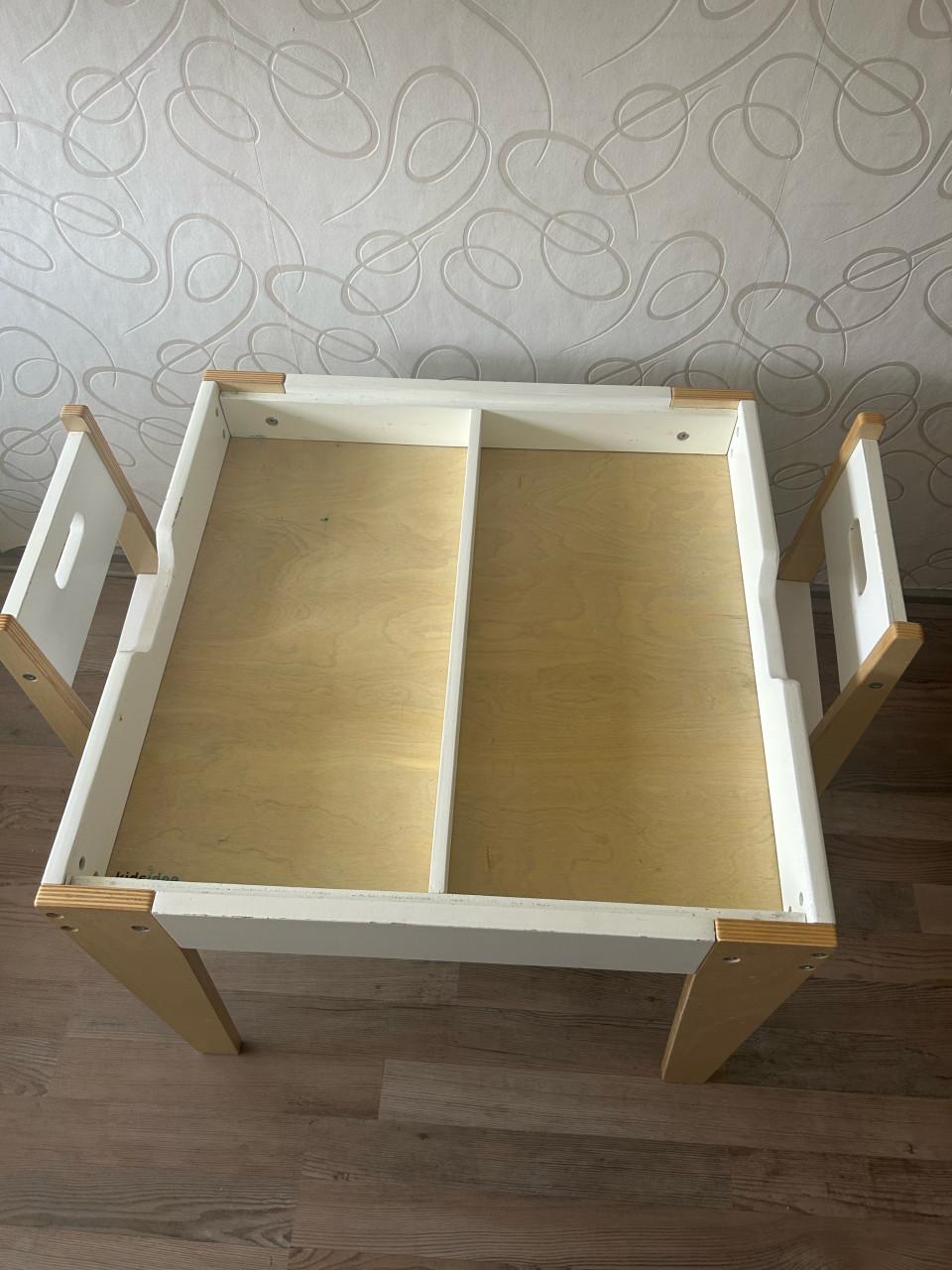 Kindertafeltje met twee stoeltjes, merk Kidsworld.