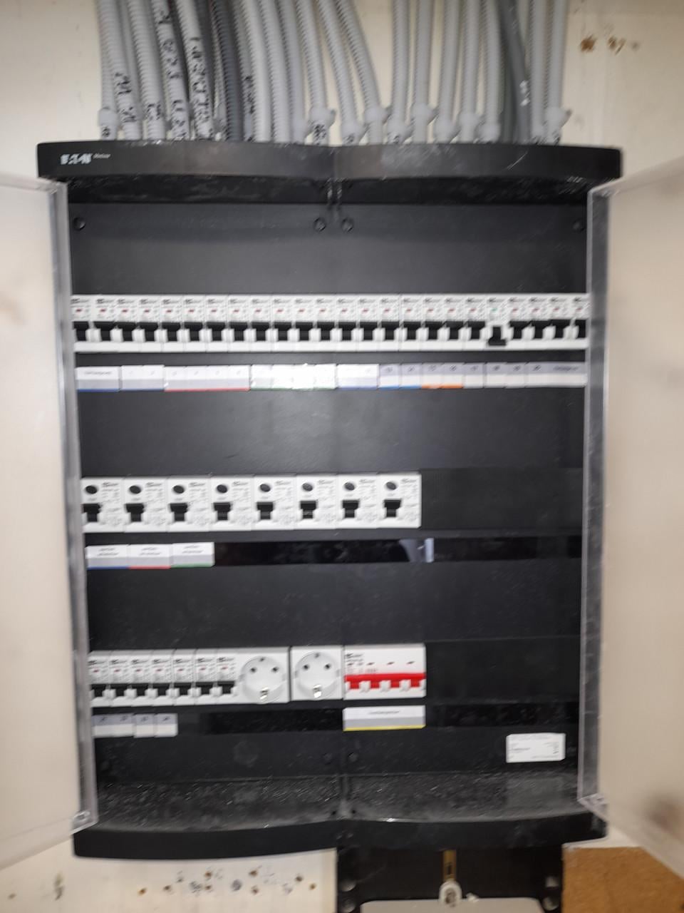 Elektromonteur bied zich aan .