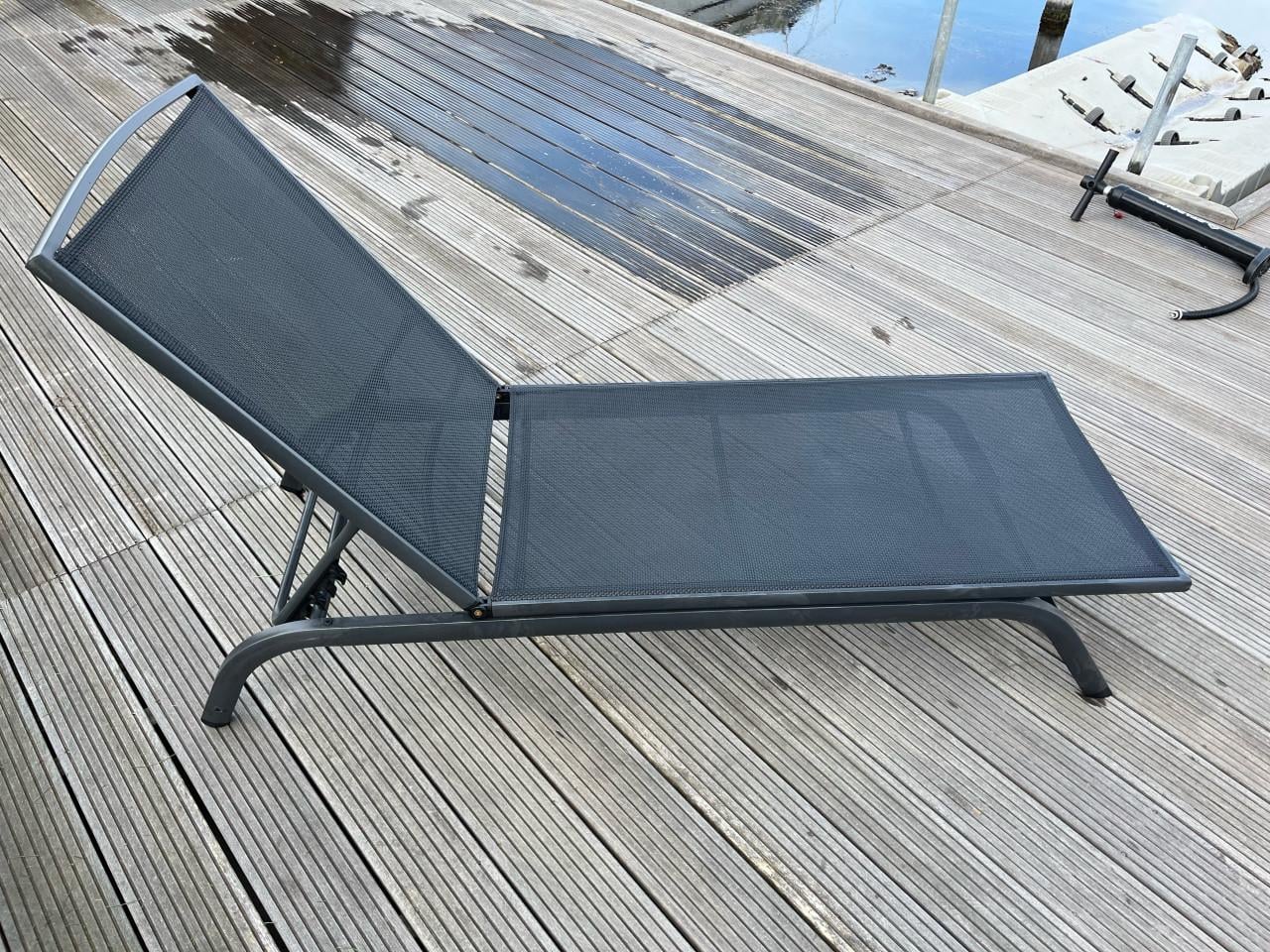 Ligbed 200 cm x 63 cm.