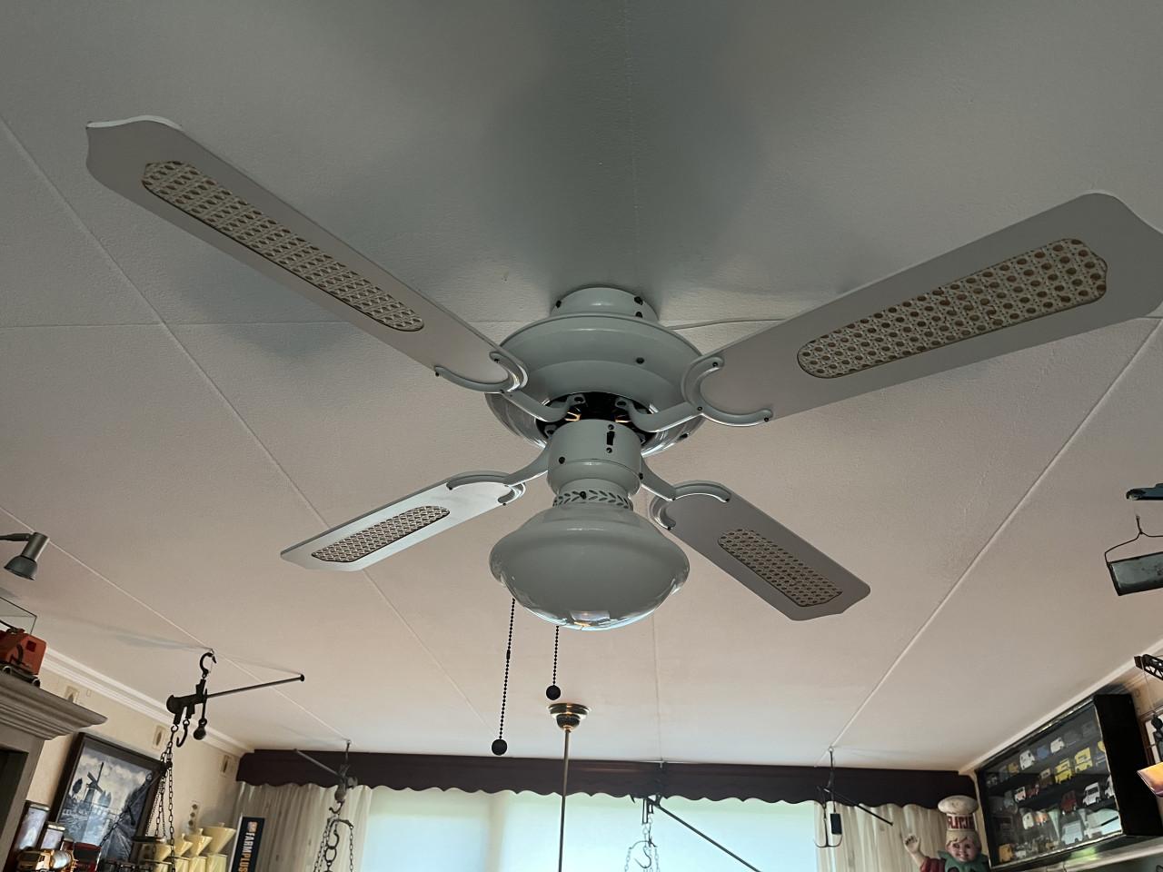 Plafonventilator met lamp.