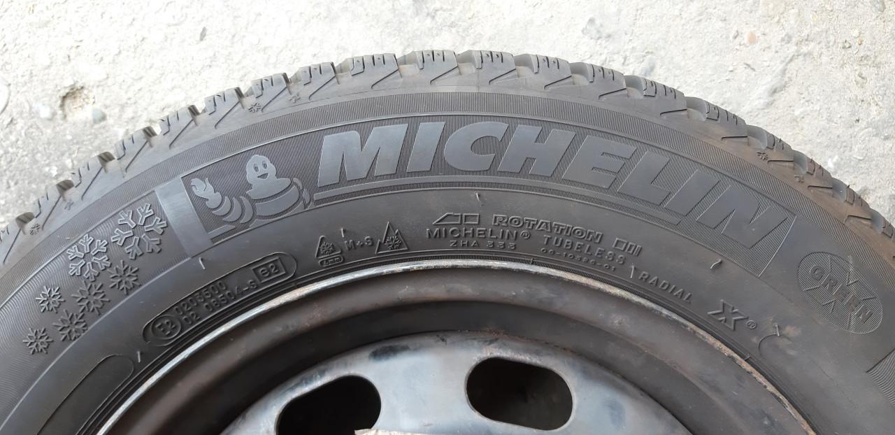 Michelin Alpine A4 Winterbanden op velg met standaard en hoes