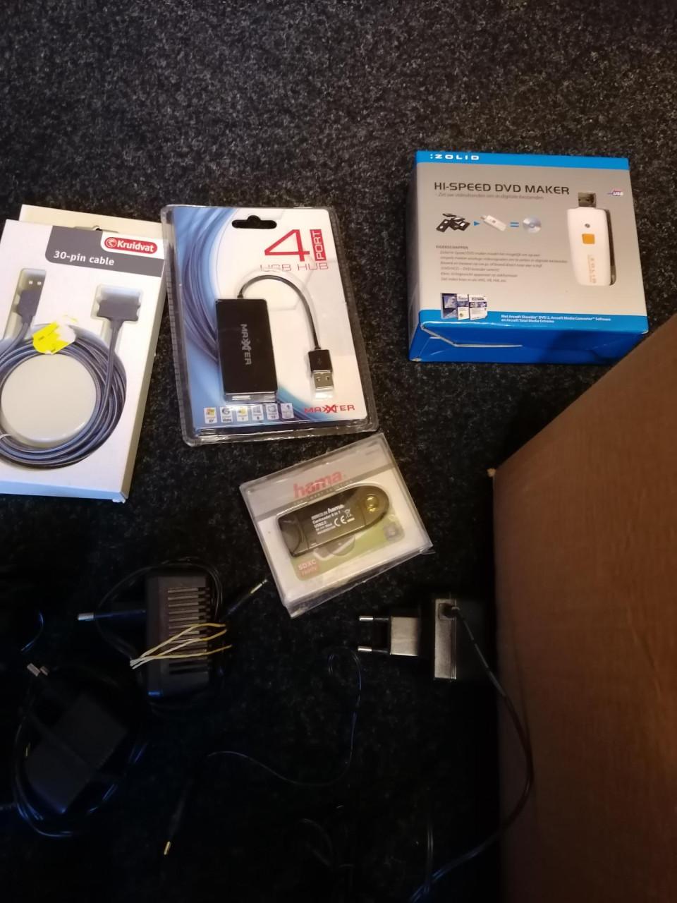 Doos met adapters en vele andere items