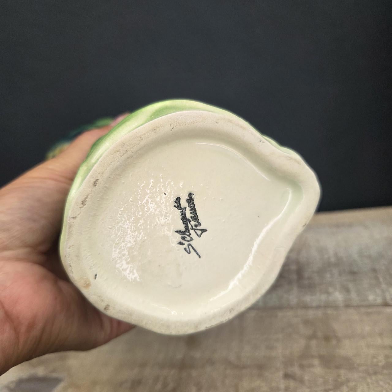 Brocante barbotine aardewerk waterkan van St Clement, papegaai