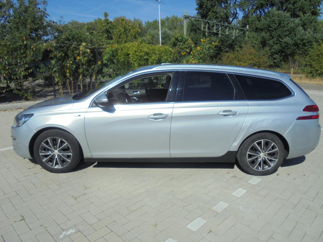308 1.2 Pure Tech Style in de SW uitvoering Bouwjaar 2016 met N.A.P