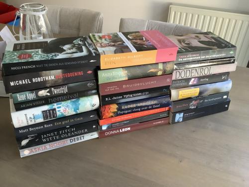 Stapel boeken, thrillers, romans en andere leuke boeken.
