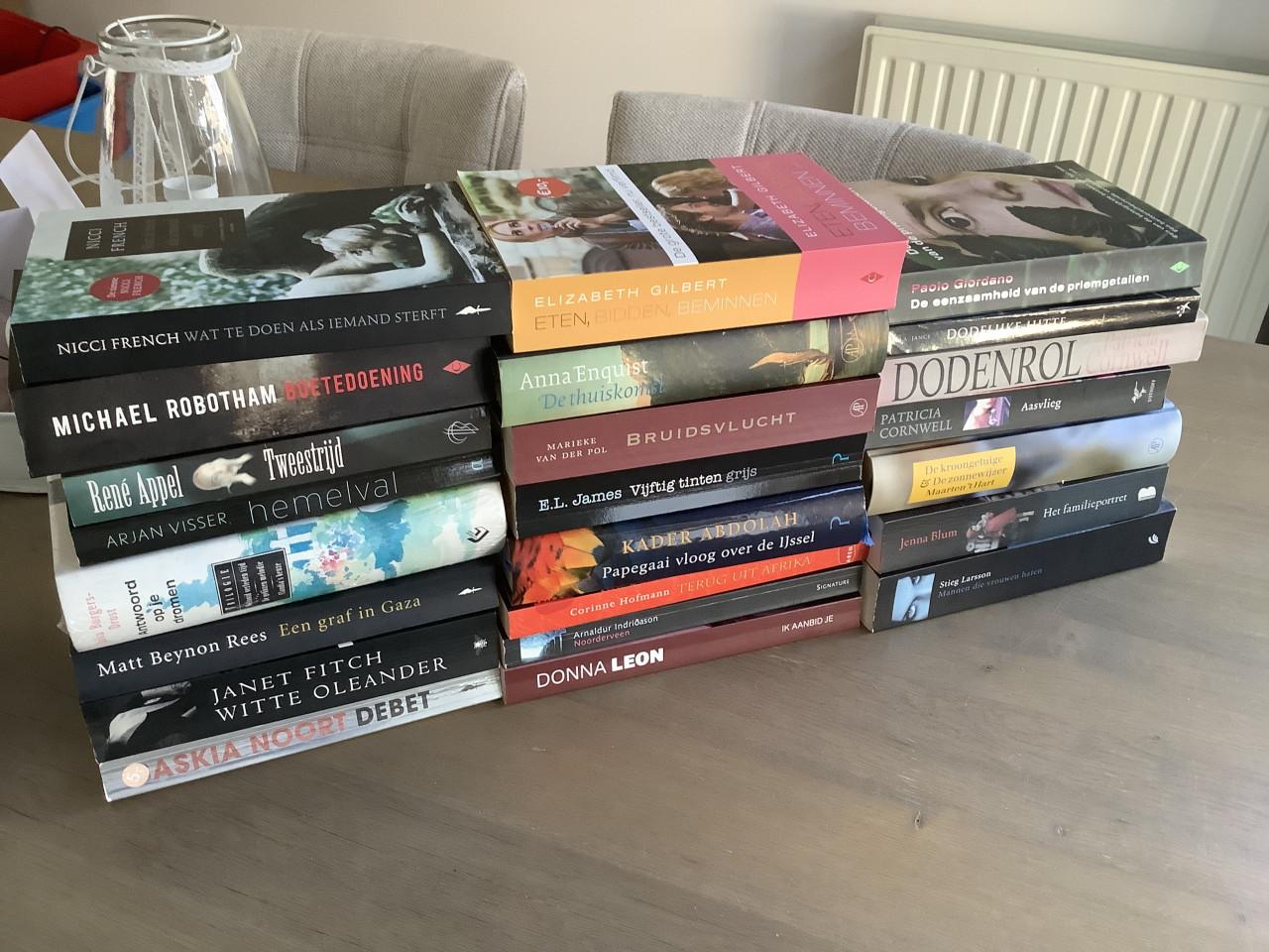 Stapel boeken, thrillers, romans en andere leuke boeken.