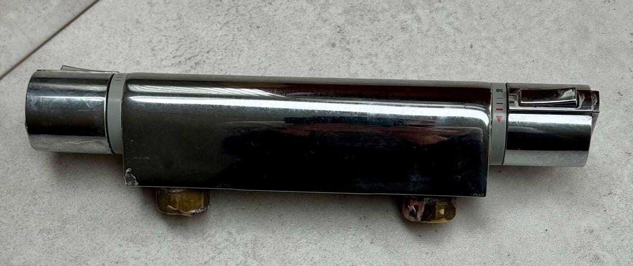 2 Gröhe wstafelkranen en 1 douchekraan en badhanddoek ophangring