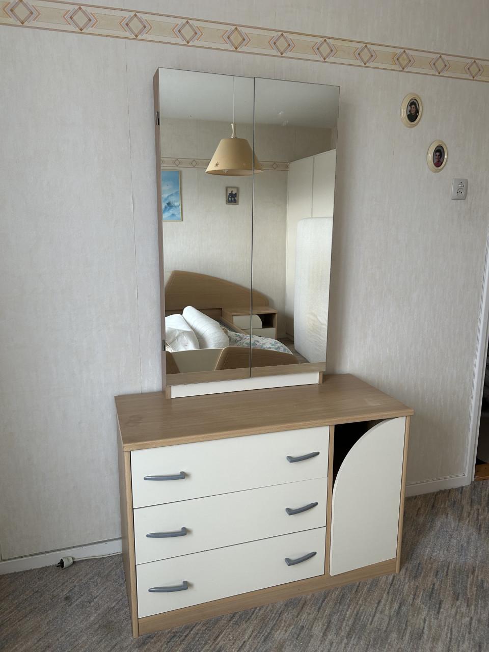 Beddenset met nachtkastjes en kaptafel