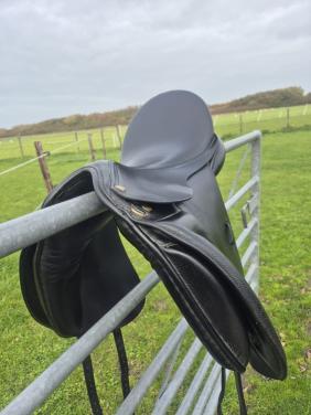 Te koop: zeer net dressuur zadel