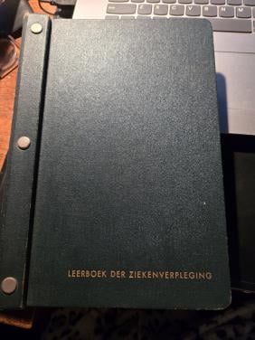 Prachtig oud leerboek voor ziekenverpleging,  een echt verzamelobject.