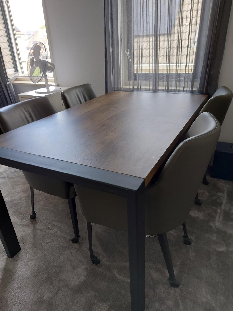 Te koop  Eettafel,salontafel,vitrinekast TV Meubel.