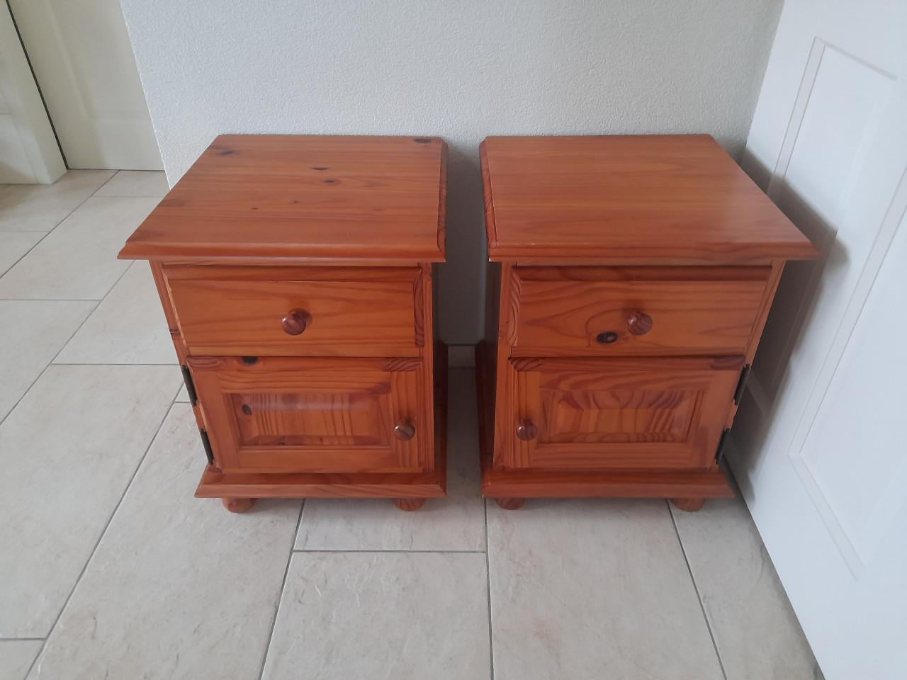 2 Nachtkastjes 44 x 44 x 55H ( in goede nette staat )
