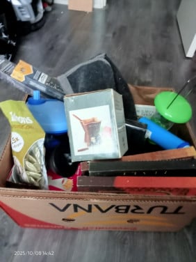 Bananendoos vol met spullen