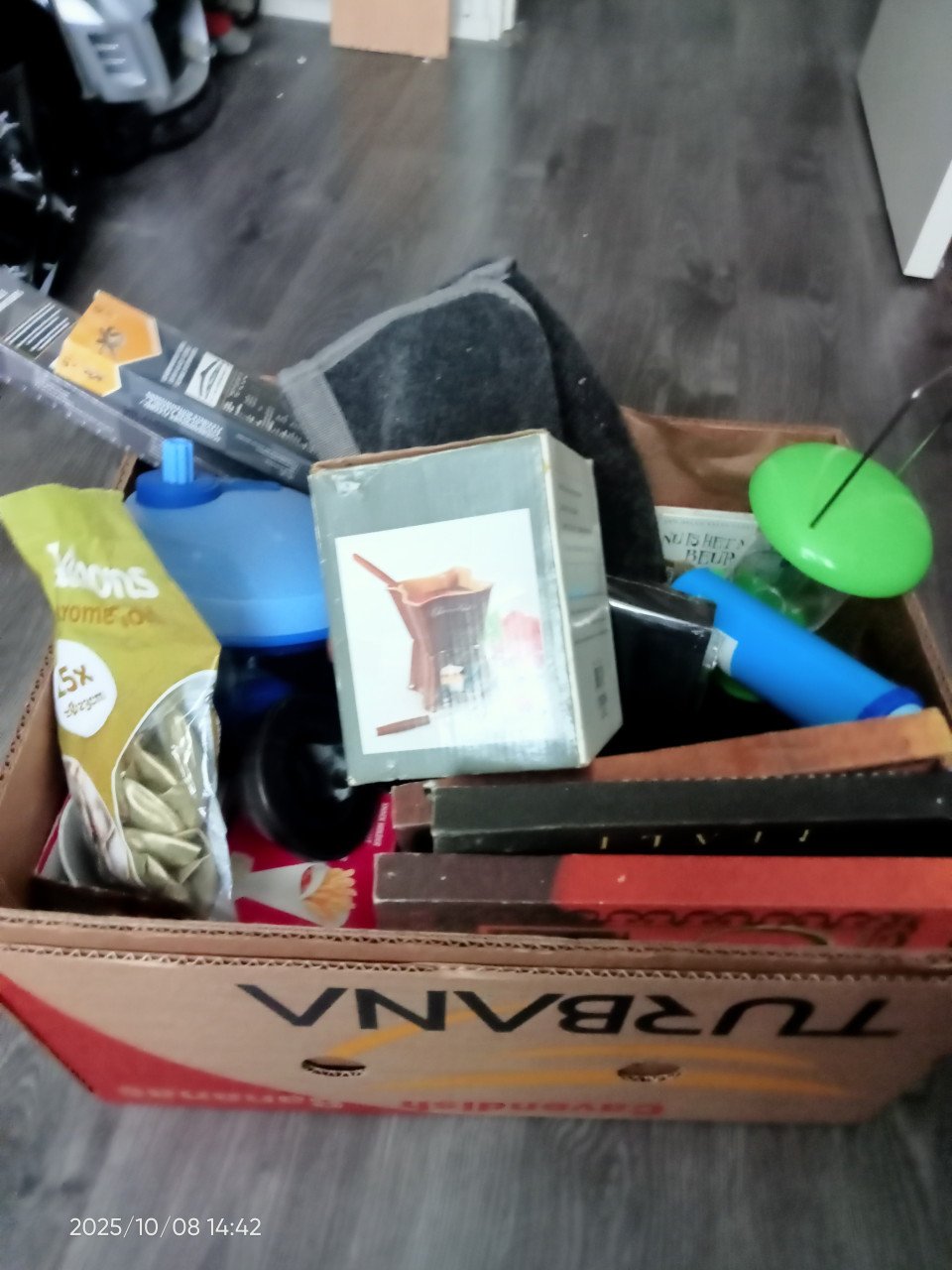 Bananendoos vol met spullen