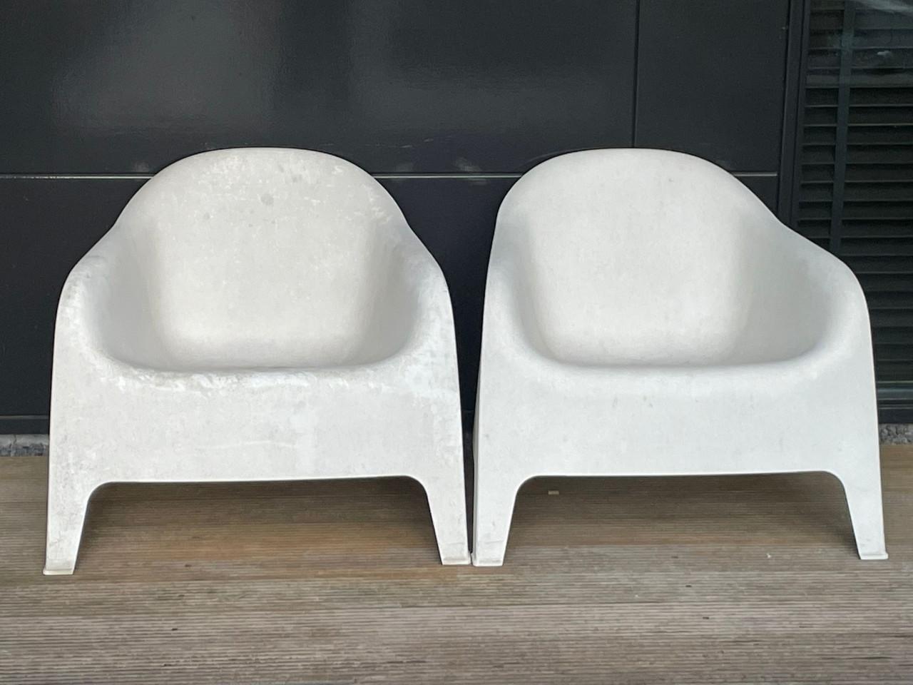 2 witte buitenstoelen