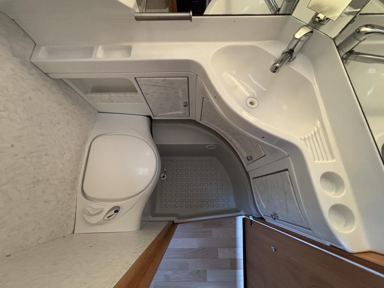 Hobby Excellent Easy met luifel, mover en elektrische uitdraaisteunen.