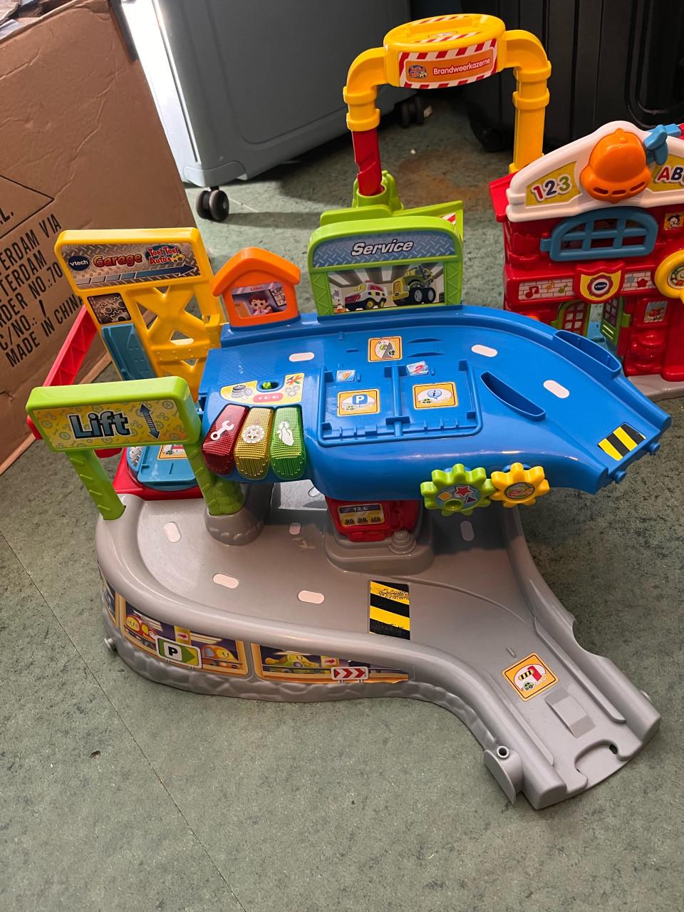 Toet toet autos en baan