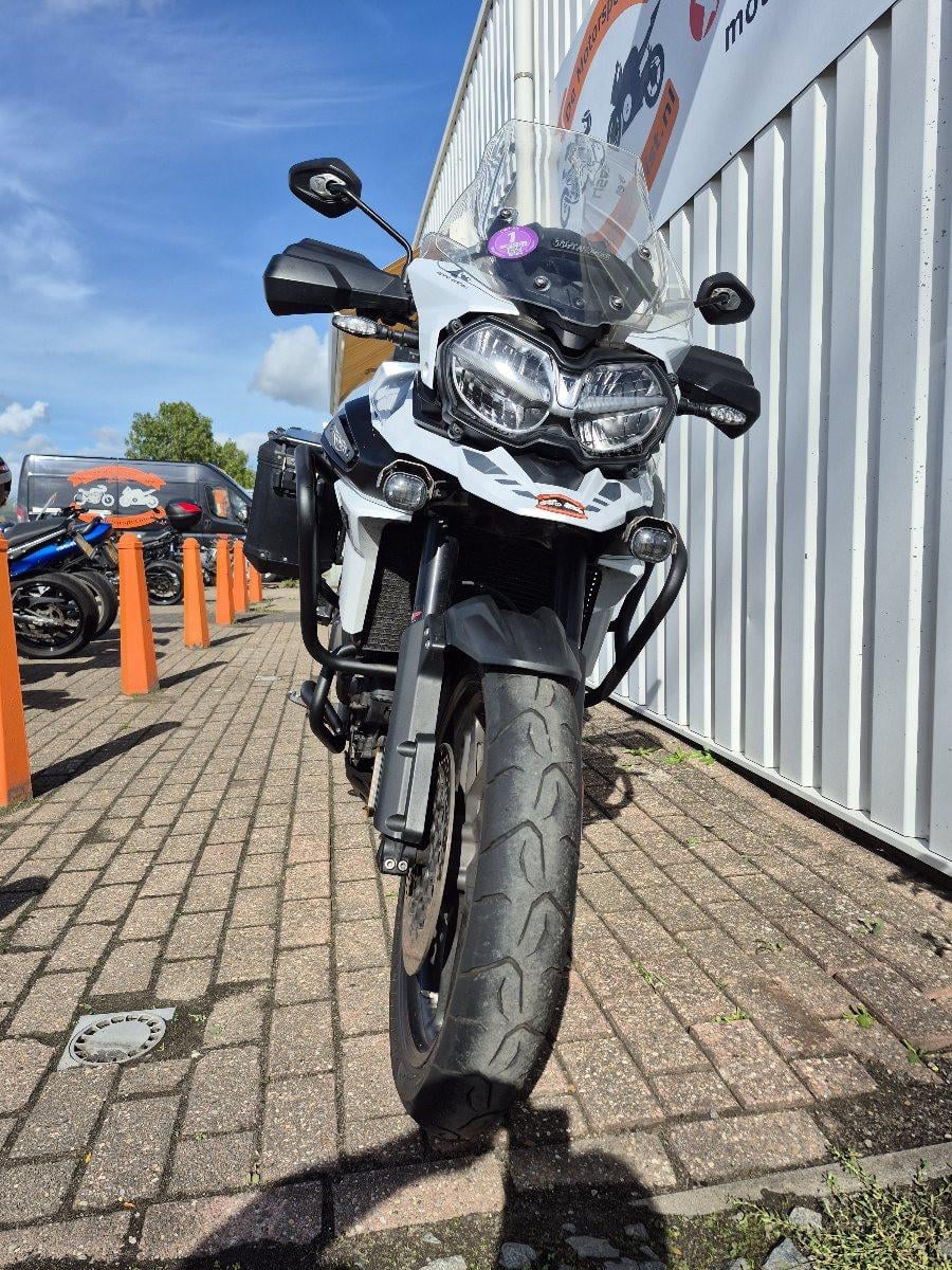 Triumph Tiger 1200 SE Alpine uit 2020, dikke allroad motor