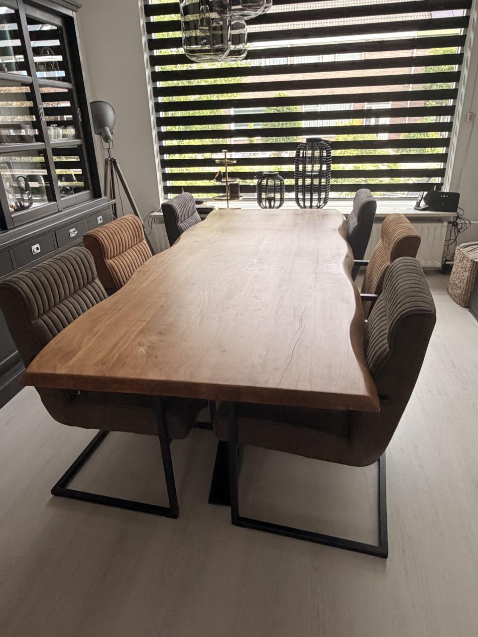 Tafel met stoelen