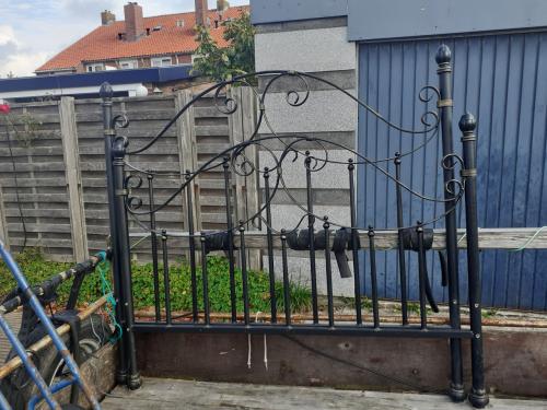 Bed 2-pers. Smeedijzer met 2 x stalen spiraal ..! Ledikant