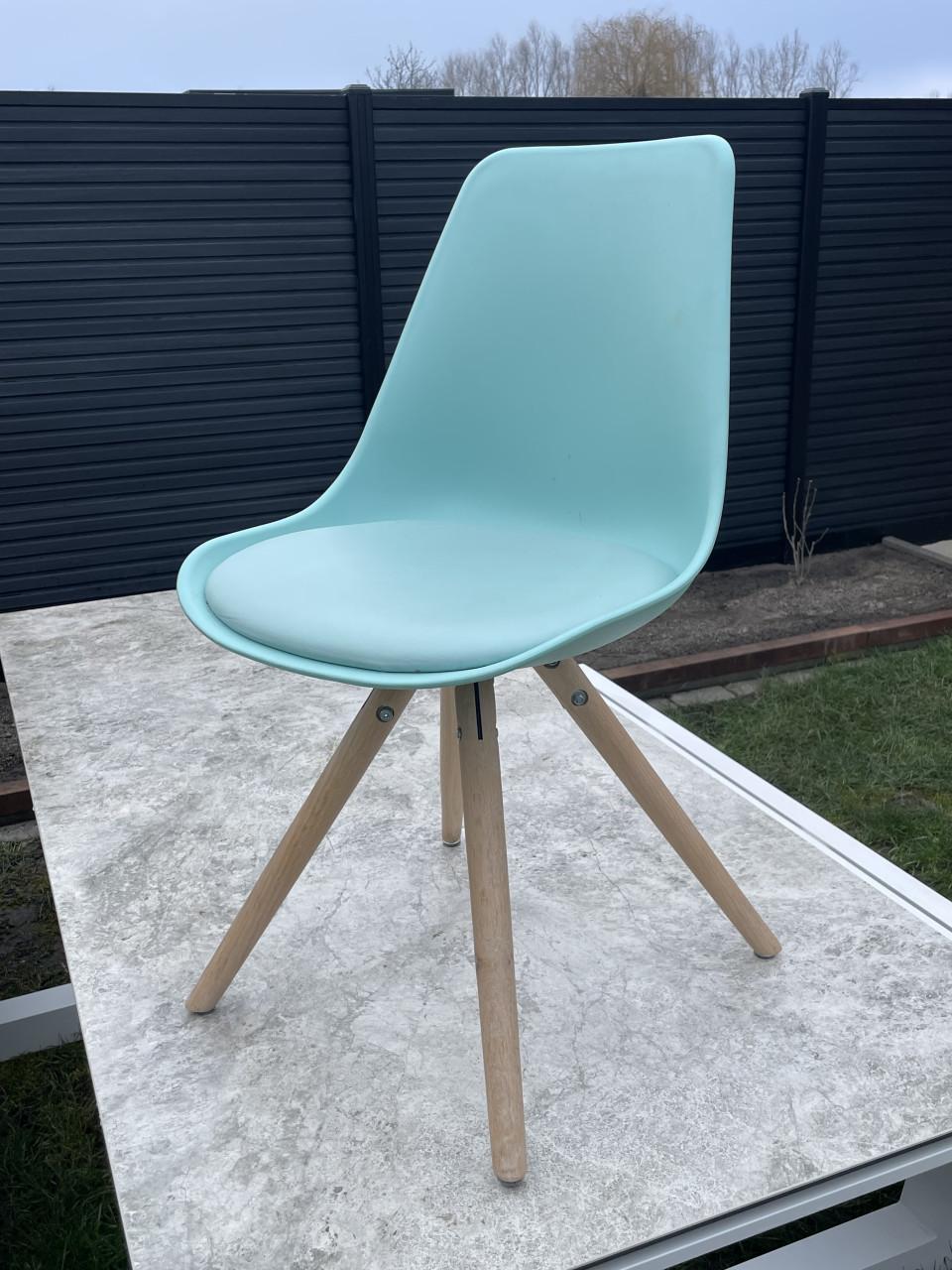 Nette kunststof stoel met houten poten